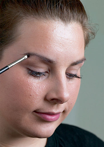 Lauren Luke: Lauren Luke applie eye primer