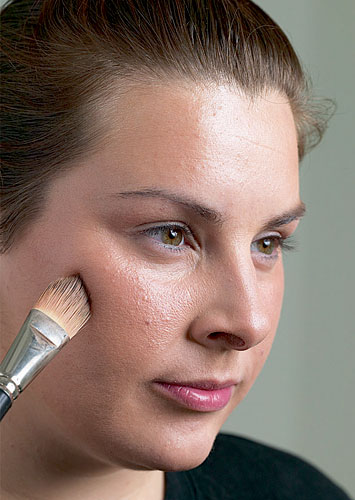 Lauren Luke: Laren Luke applies highlighting cream