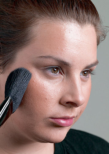 Lauren Luke: Lauren Luke applies bronzer