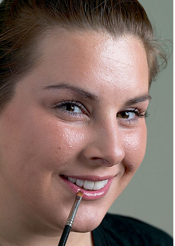 Lauren Luke: Lauren Luke applies lip gloss