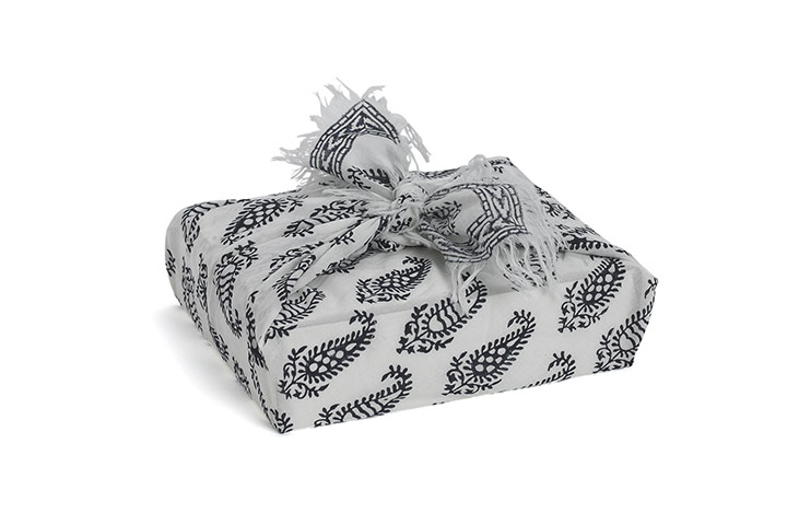 Christmas decorations: Christmas gift guide decorations scarf gift warp liv