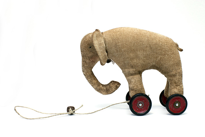 xmas homes over 20: Little elephant on vintage Meccano wheels