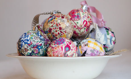 Craft Ideas Extra Fabric on Use Up Scrap Fabric On These Patchwork Baubles  Photograph  Hannah