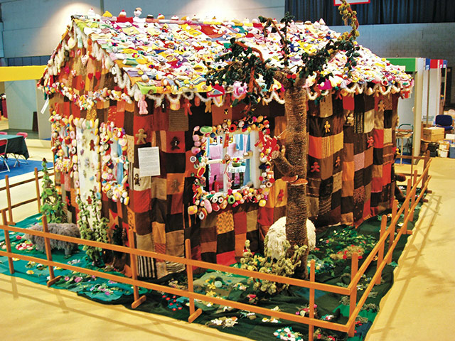 Astounding knits: Knitted Gingerbread House