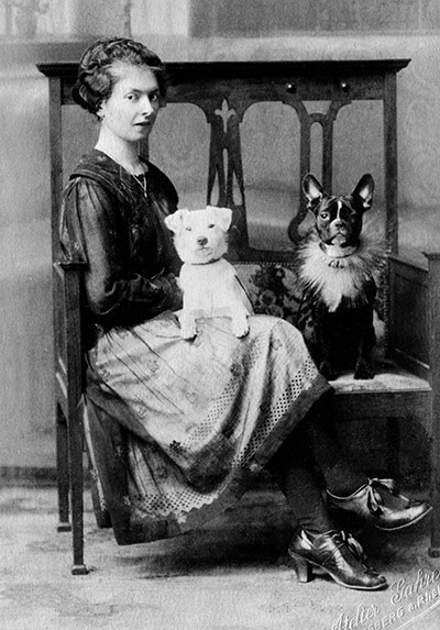 Vintage dogs: Woman with a French bulldog