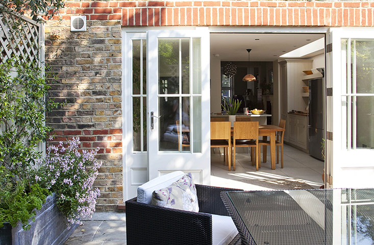 Tiny courtyard garden: A view from the garden into the house