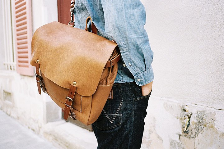 Simple things homewares: Postman Eclair leather bag