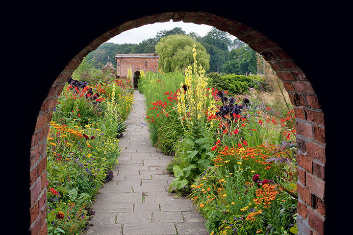 The New English Garden: Packwood House, Warwickshire