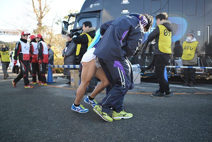 Hakone ekiden: Exhausted runner at the Hakon ekiden