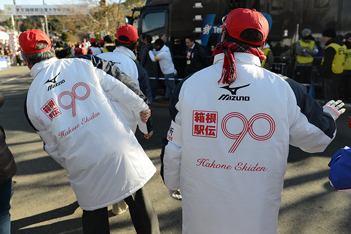 Hakone ekiden: Marshals at the finish of stage five