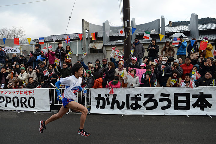 Hakone ekiden: Yusuke Suzuki of Nittai sets out at the start of stage six