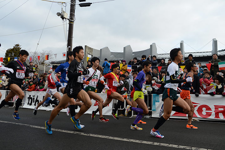 Hakone ekiden: Runners at the start of day two's first leg