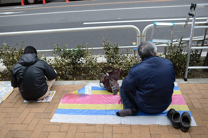 Hakone ekiden: A man waiting at the finish listens to the race on his radio