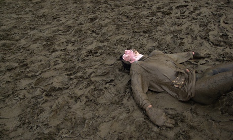 Muddy runner collapses