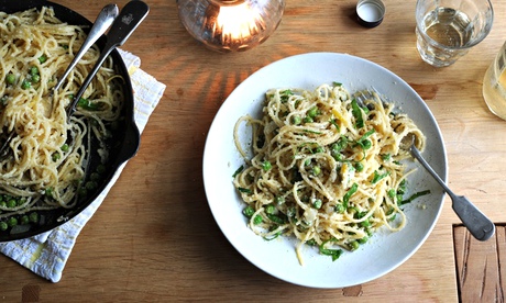 Spaghetti aglio e olio in ground almonds and green peas