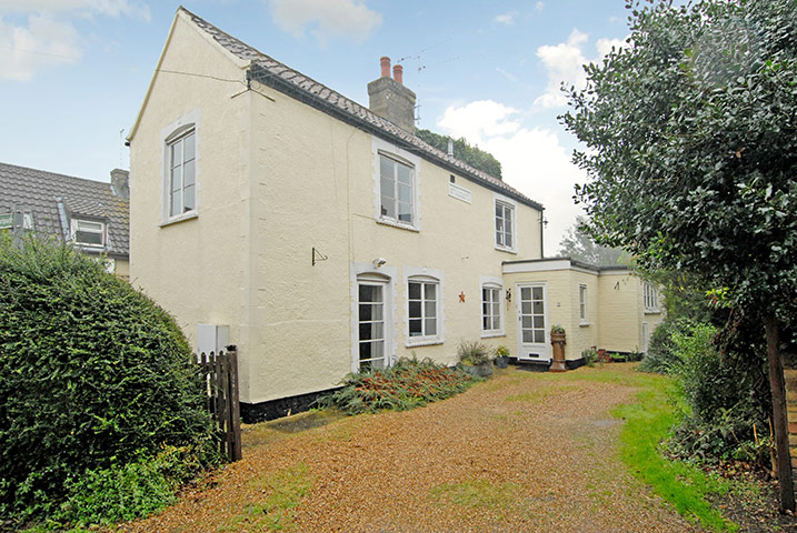 Snooping around 271110: Snooping around in Isleham, Cambridgeshire