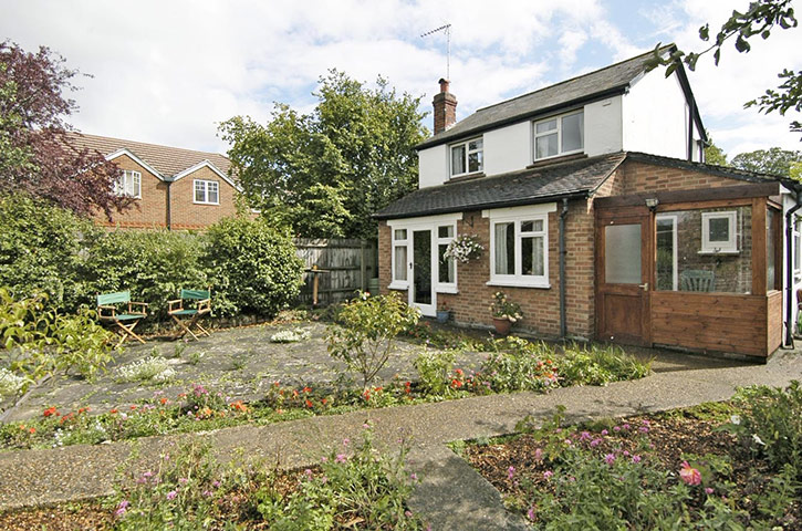 Snooping around 010111: Snooping around in Lower Sunbury, Surrey