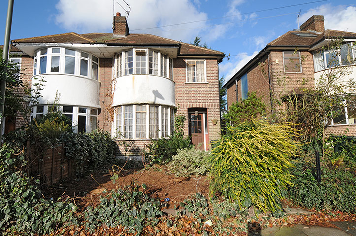 Snooping 101211: Snooping around in N14, London