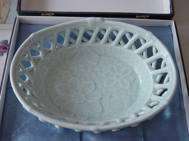 17.03.11: Antiques: Antiques arita basket