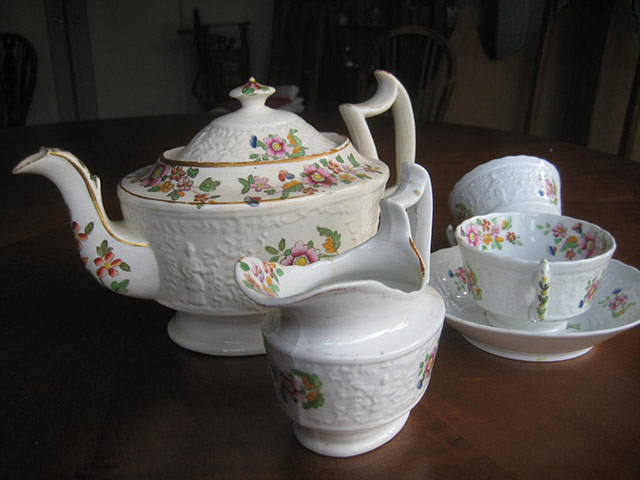 Antiques slideshow 240311: A Staffordshire porcelain tea service