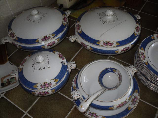 Antiques slideshow 240311: A Regal Pottery Co (Ltd) earthenware dinner service