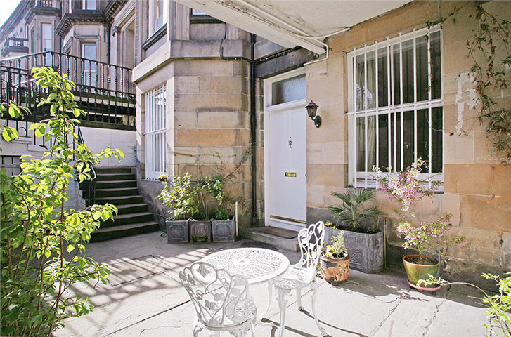 Snooping around 040611: Snooping around in Edinburgh