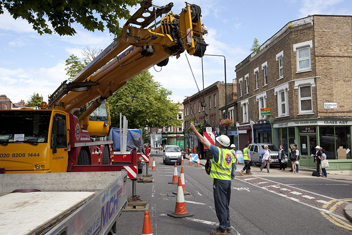 Self-build house 260511: Pieces of the Meisterstuck Haus are unloaded by crane