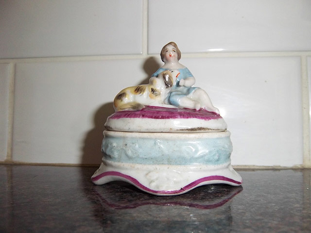Antiques 290512: Antiques: porcelain trinket box