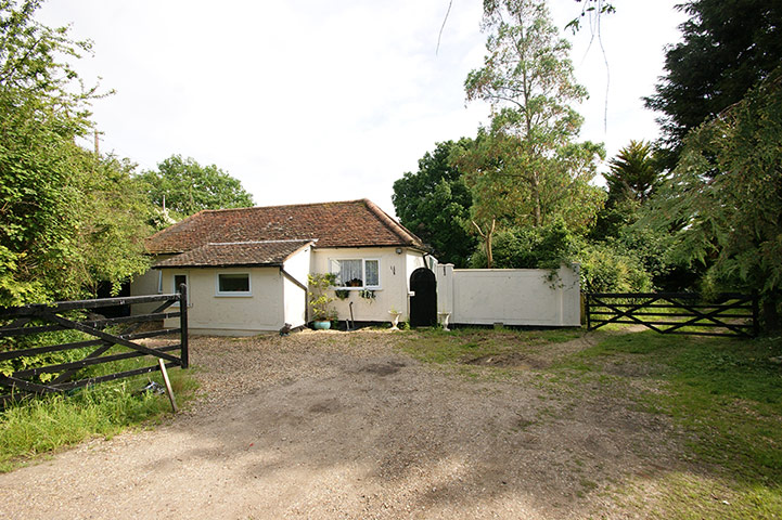 Snooping 110812: Snooping around in Rettendon, Essex