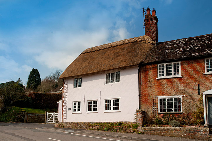 What can 11092013: 300-year-old cottage in Wiltshire village of East Knoyle
