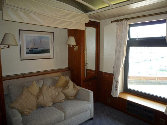 snooping 18092013: houseboat southampton