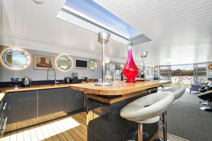 snooping2208: London