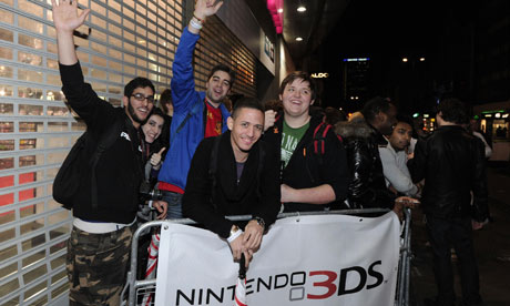 Nintendo 3DS: where to get the best price. Fans queue at midnight