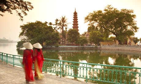 Girls wearing Ao Dai dress, Tran Quoc Pagoda, West Lake (Ho Tay), Hanoi, Vietnam, Vietnam (MR)