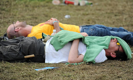 Festivalgoers have a snooze at Glastonbury 2009
