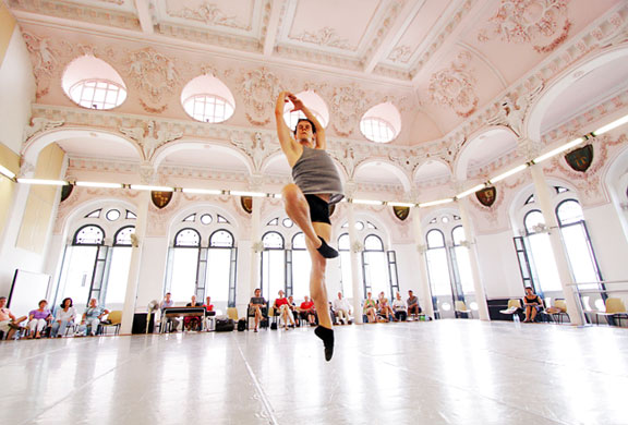 Carlos Acosta cuba: Roya Ballet of London performs in Cuba