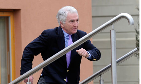 sean fitzpatrick former chairman of anglo irish bank walks out
