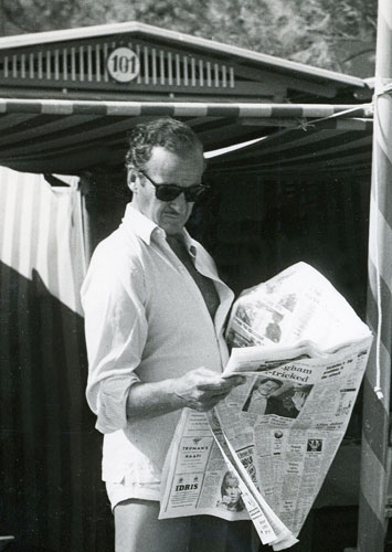 Marina Cicogna photos: David Niven reading a paper at the Venice lido by Marina Cicogna