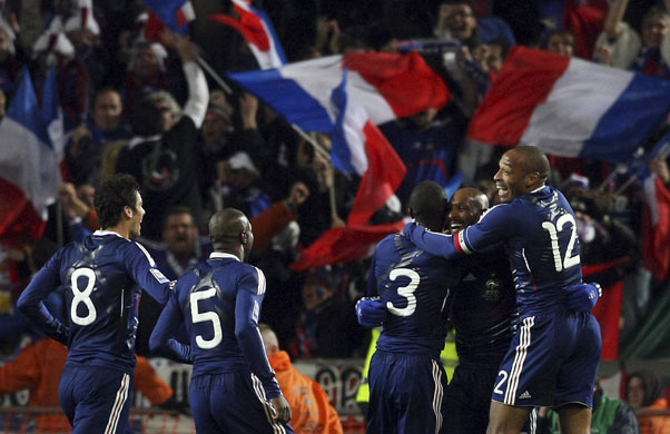 Ireland v France: France's Anelka celebrates with his team mates in the World Cup qualifier