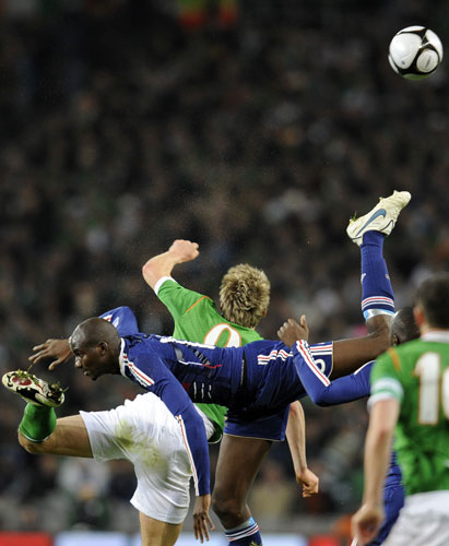 Ireland v France: Alou Diarra vies with Kevin Doyle in the World Cup qualifier