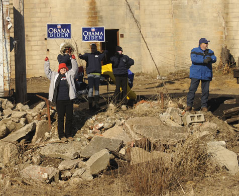 Gallery Obama train: Supporters wave to Obama's train
