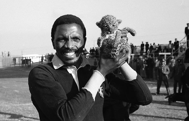 Lions 1974: Leopards Edward Mnqatu with mascot