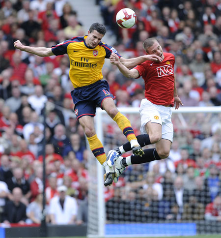 Man Utd. league champions: Robin Van Persie and Nemanja Vidic 