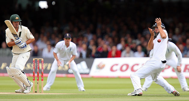 Day 3, Ashes 2nd test : Alastair Cook fumbles a catch