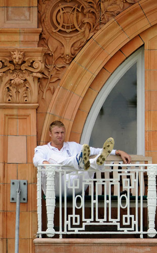 Day 3, Ashes 2nd test : England's Flintoff sits on the dressing room balcony