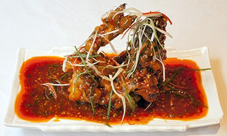 Curving deep-fried 'fish fragrant sea bass' in sauce