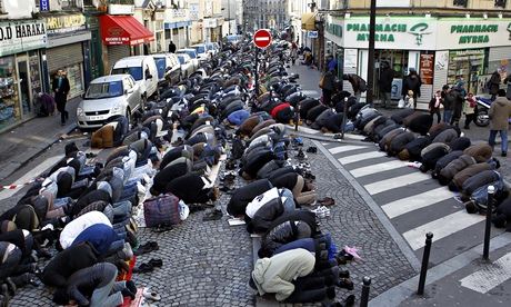 Muslims praying, Elise Vincent, Comment