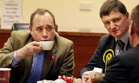 First minister Alex Salmond campaigns with SNP candidate Peter Grant in the Glenrothes byelection