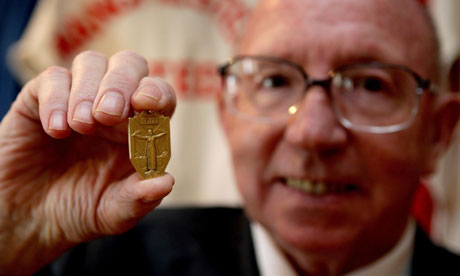 Nobby Stiles holds up his 1966 World Cup medal