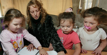 Joanne Robinson with Traveller children